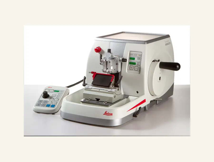 Ротационный микротом Leica HistoCore BIOCUT с ручным приводом
